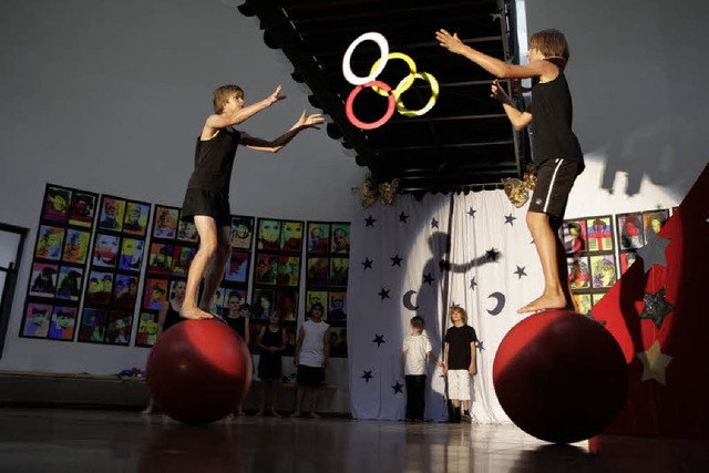 Sehen  fast aus wie die olympischen Ri...chickte Artisten bei der Vorstellung.   | Foto: Christoph Breithaupt