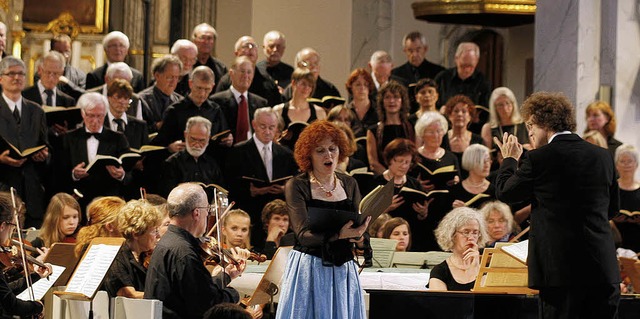 Hermann Feist (rechts) mit den Musikern und Sngern beim Konzert in Schuttern.   | Foto: Heidi Fssel