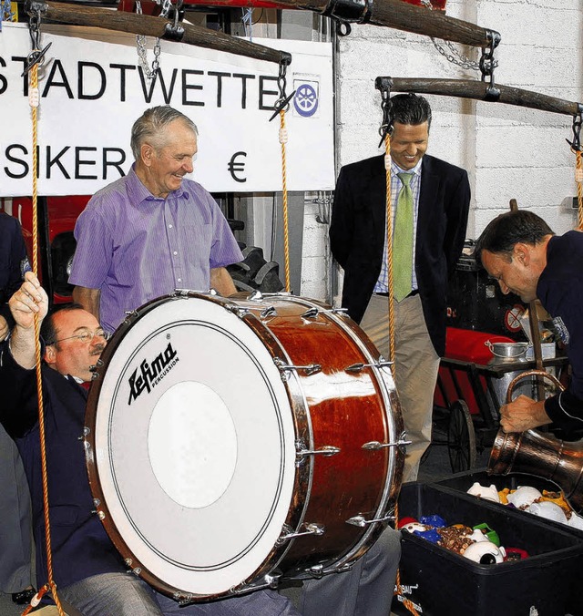 OB Thorsten Frei (2.v.r.) sieht lachen...e Stadtwette mit der Kapelle verliert.  | Foto: Lbeck