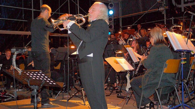 Auch als Solist erntete der neue Dirig...de viel Beifall beim Open-Air-Konzert.  | Foto: Eberhard Wei