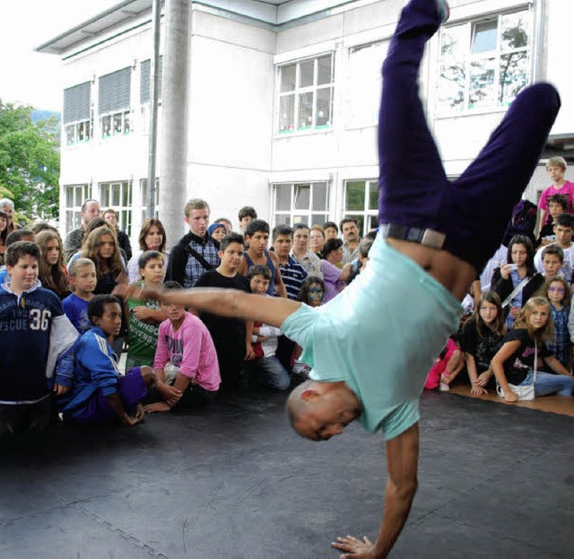 Breakdance mit Mentor beim Sommerfest ... Das Programm lockte viele Zuschauer.   | Foto: Thomas Loisl Mink