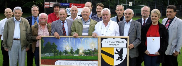 Die Jubilare des Fuballvereins Tumrin...ballverband geehrt wurden.              | Foto: Paul Schleer