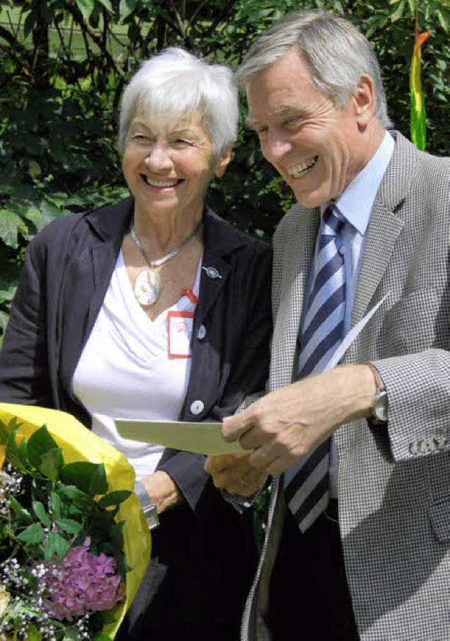 OB Niethammer ehrt Anita Meier mit der Landesehrenurkunde.  | Foto: Danielle Hirschberger