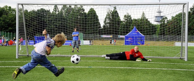 Beim Elfmeterschieen berlistete Tim ...wart Dominik Wohlfahrt am hufigsten.   | Foto: Thomas Kunz