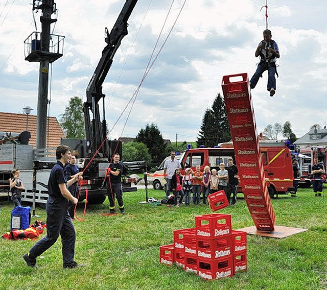 Hoch hinaus wagten sich Mutige beim Bi...as die Herrischrieder Feuerwehr anbot.  | Foto: lux