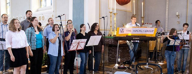 Die  Vocal Group  bei ihrem Jubilumsa...Hapig, Flte, und Jan Vogel, Gitarre.   | Foto: Peter Rosa