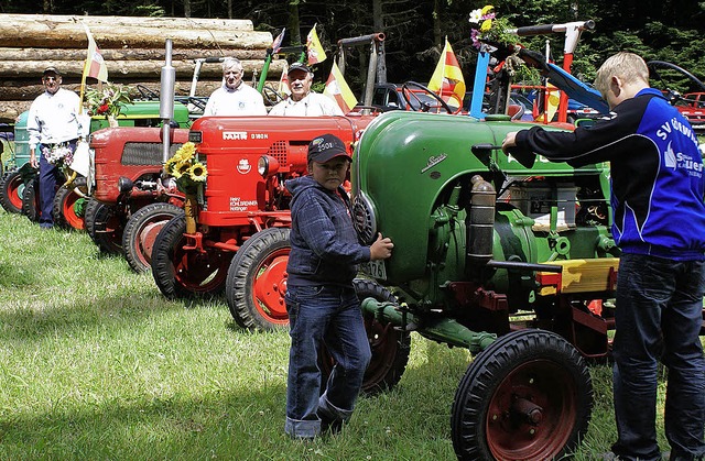 Zahlreiche Oldtimer-Traktoren wurden b... unterhielt gestern zum Frhschoppen.   | Foto: Werner Probst