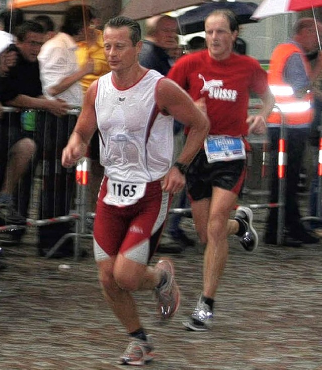 Strmender Regen setzte den Luferinne...eim Altstadtlauf in Bad Sckingen zu.   | Foto: welte