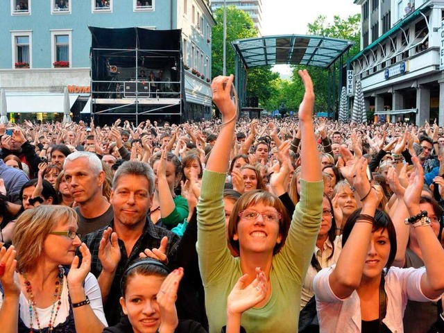 Milow und Bligg verzaubern den Marktplatz.  | Foto: Barbara Ruda