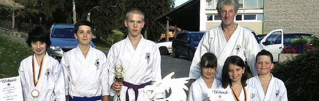 Hochzufrieden: Die Haku-Ryu-Kan-Karate...eisterschaft berzeugende Leistungen.   | Foto: Ums