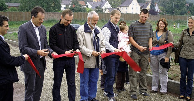 Die knftigen Bauherren und die Erschl... als Bauinteressenten  mit anpackten.   | Foto: Ilona Hge