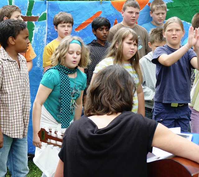 Der Klassenchor unter der Leitung der ...mmte auf das Fest im Schulgarten ein.   | Foto: Christel Hlter-Hassler