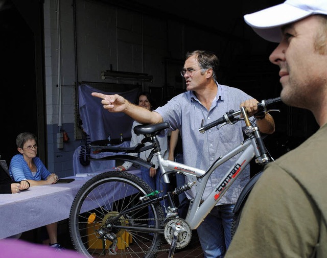 Betriebshofleiter Rudolf Bechtold versteigert ein Fahrrad.   | Foto: Ehrlich