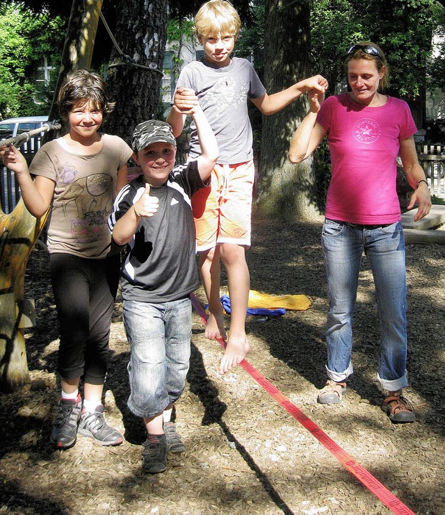 Ute Moser-Unnasch bt  mit den Kindern...ramm des Jugendtreffs angeboten wird.   | Foto: nadja dilger