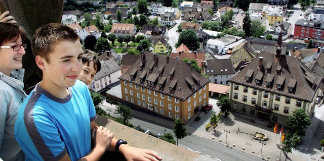 Der Ausblick vom Mnsterturm bietet si... dem Blick ber die Dcher Neustadts.   | Foto: eva korinth