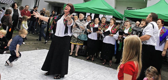 Frhlich mit Gesang &#8211; der Singkr...ndschaft&#8220; beim Kanadaring-Fest.   | Foto: heidi fssel