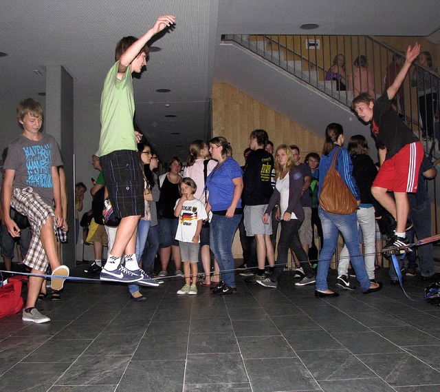 Balancieren auf der &#8222;Slackline&#...er Projekttage im Gymnasium Schnau.    | Foto: Kristin Fritz
