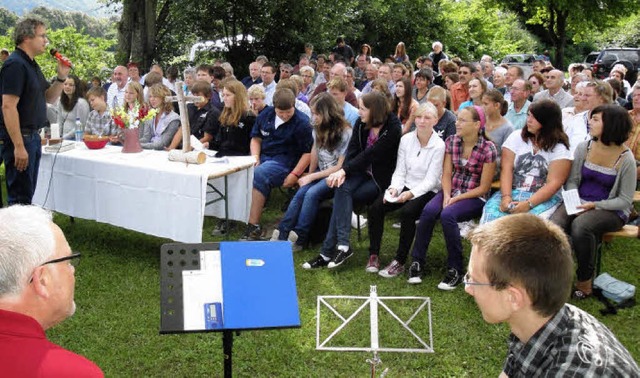 Mit vielen Glubigen und allen neuen K...eber einen Gottesdienst im Grnen.      | Foto: bader