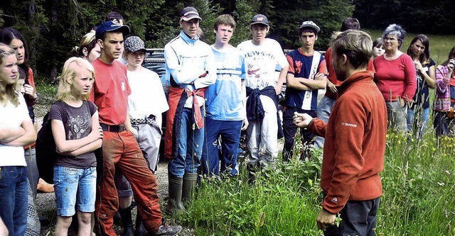 Renaturierung mit Teamgeist: Schler d...einem Biologen auf dem Dachsberg zu.    | Foto: BZ