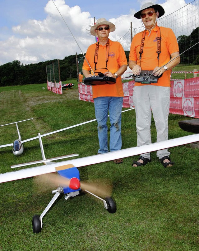 Die beiden erfahrenen Hobbypiloten Fra...it ihren Flugmodellen in Harpolingen.   | Foto: hans-walter mark