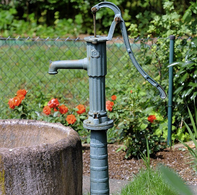 Hbsch und praktisch: Wasserpumpe mit Handbetrieb   | Foto: Schneider