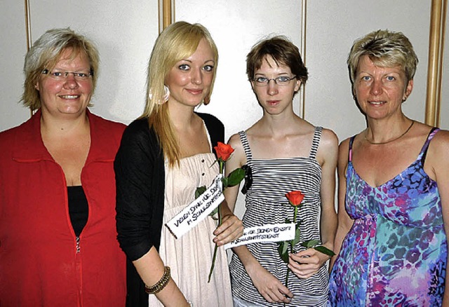 Rose fr Schulsanitter (von links): F...dabei Sarah Lemus, Fabienne Kreissig.   | Foto: BZ