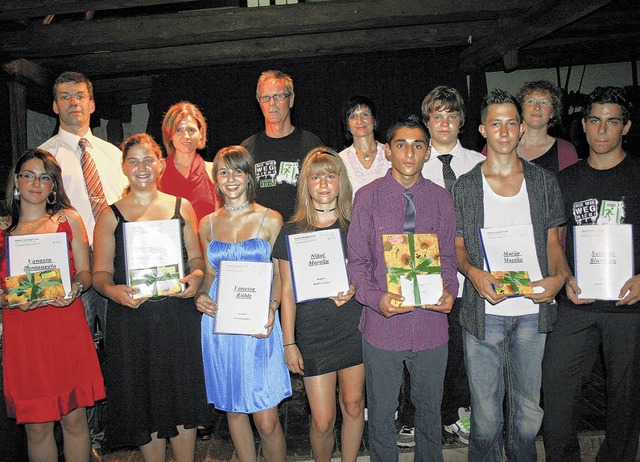 Schulabschluss an der Heinrich-Hansjak...s) und Klassenlehrer Robert Schuler.    | Foto: Dinort