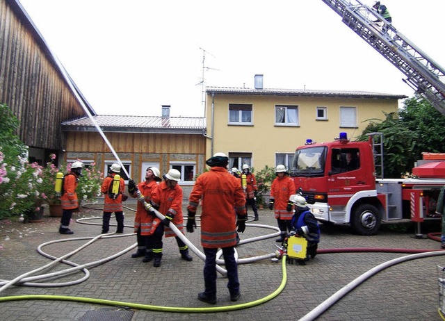 Insgesamt 120 Floriansjnger aus Kande...einschaftsbung in Holzen im Einsatz.   | Foto: bz