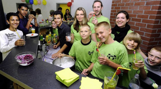 Bei der  Erffnung des Jugendzentrums ... Katrin Knrzer (rechts daneben) mit.   | Foto: Thomas Kunz