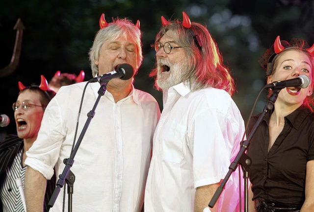 Roger Siffer (rechts) und Freunde besc...rotz Regens einen vergnglichen Abend.  | Foto: Fotos: Christian Heck