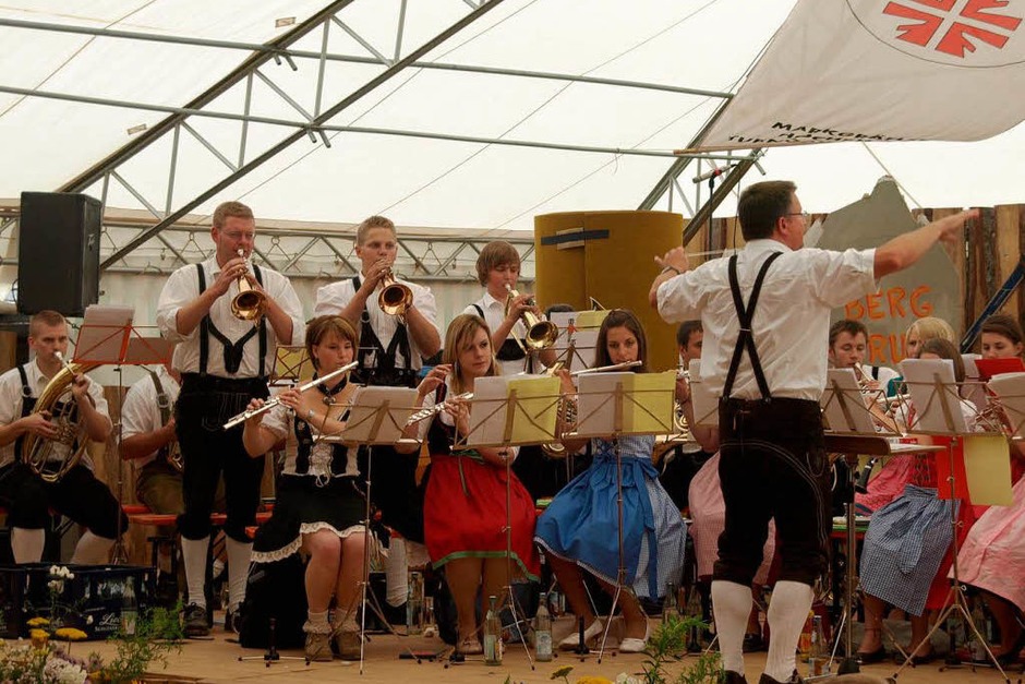 Die Trachtenkapelle Dachsberg unterhielt die Gäste am Sonntag mit ihrem Frühschoppenkonzert. (Foto: Karin Stöckl-Steinebrunner) Die Trachtenkapelle Dachsberg unterhielt die Gäste am Sonntag mit ihrem Frühschoppenkonzert. (Foto: Karin Stöckl-Steinebrunner)