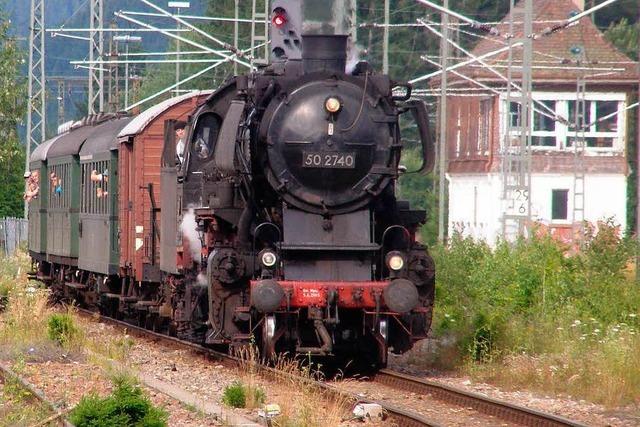 Historische Dampflok schnaubt im Hochschwarzwald