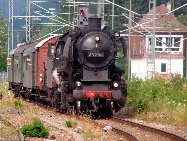 Einfahrt wie in alten Zeiten: Der Dampfzug kommt in Titisee an.  | Foto: Liane Schilling