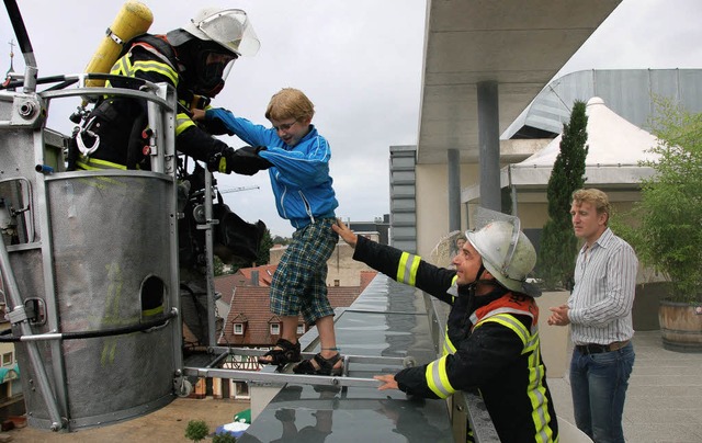 &#8222;Rettungsaktion&#8220; hoch ber...esorgt zu, doch alles klappt bestens.   | Foto: H. Seller