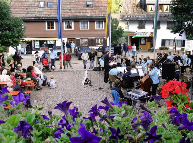 Das Konzert des Schulorchesters der Be...r auf den Dorfplatz in Altglashtten.   | Foto: Tina Httich