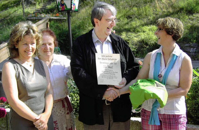 Petra Kaiser (rechts) gratuliert Hans ...rstroh und Seniorchefin Helena Kiefl.   | Foto: Cornelia Selz