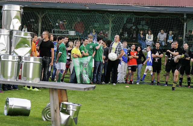 Gaudi mit Schuss – zielgenau sch...(rechts) den Ball auf die Büchsen ab. | Foto: heidi fössel Gaudi mit Schuss – zielgenau sch...(rechts) den Ball auf die Büchsen ab. | Foto: heidi fössel