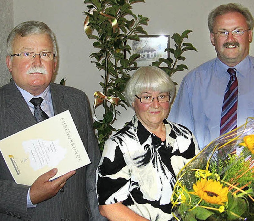Bürgermeister Thomas Kaiser (rechts) g...r Frau  Hannelore einen Blumenstrauß.   | Foto: sts