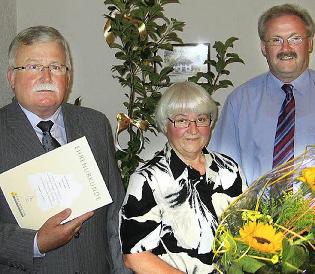Brgermeister Thomas Kaiser (rechts) g...r Frau  Hannelore einen Blumenstrau.   | Foto: sts