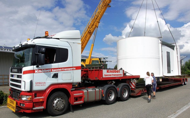 Am Haken auf den Schwertransporter: De...biet an der B 31 kommt nach Ihringen.   | Foto: Martin Wunderle