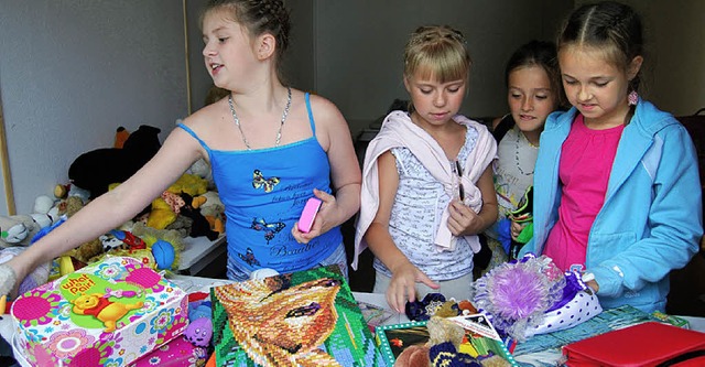 Kinder aus Tschernobyl suchen sich Kleidung, Spielsachen und Kuscheltiere aus.  | Foto: Benjamin Zenke