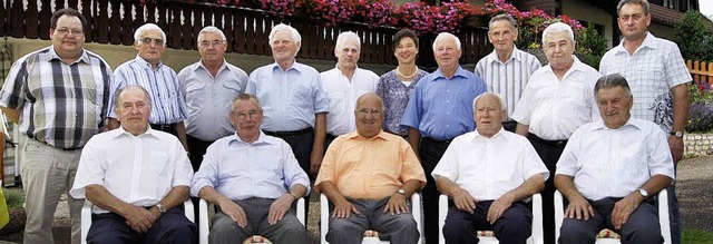 Auch sie sind ein groes Stck Geschic...umsverein: Die   16 Ehrenmitglieder.   | Foto: Roland Gutjahr