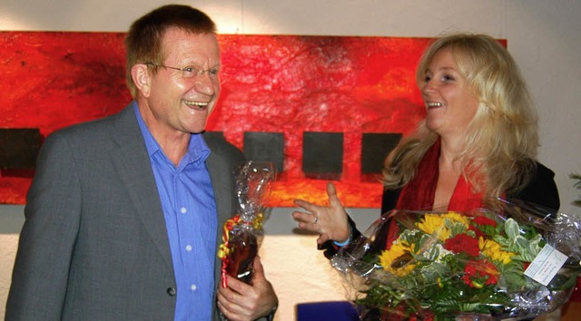 Gute Laune versprhten Silke Heer  (re...einhard Valenta   bei der Vernissage.   | Foto: Hans-Dieter Folles