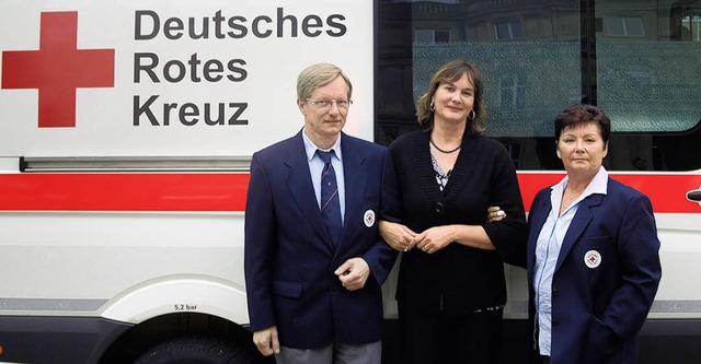 Wolfgang Geis, Claudia Stcklin und Ba...gs fr das DRK Todtnau  (von  links).   | Foto: Privat