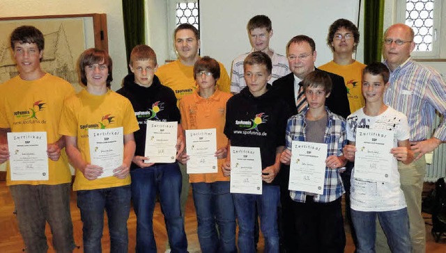 Diese Jugendlichen erielten aus den H... und Robert Korb ihre SSP-Zertifikate.  | Foto: KArlernst Lauffer