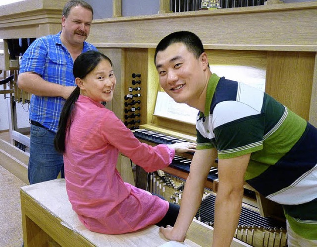 Nicht nur Wolfgang Brommer, sondern au...n der neuen Qingdao-Orgel begeistert.   | Foto: Eberhard Weiss