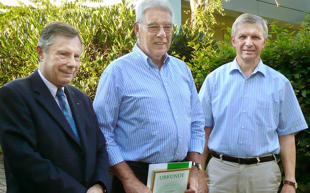Peter Kosel (Mitte) wurde von Franz Ko... 50 Jahre unfallfreies Fahren geehrt.   | Foto: Isabella Denk