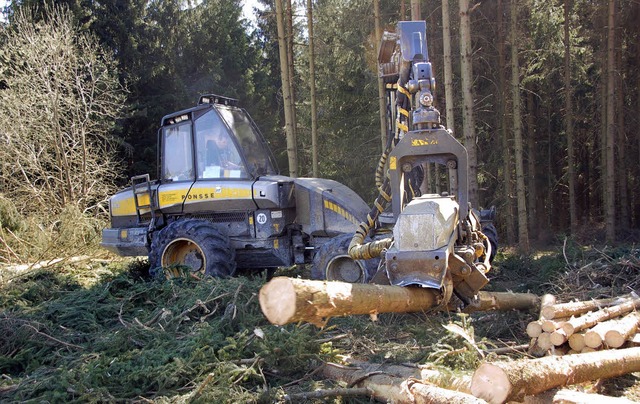 Waldarbeit ist Schwerstarbeit und ohne...en erhlt einen neuen Forstschlepper.   | Foto: archivfoto: juliane khnemund