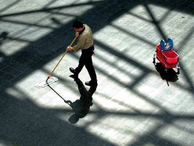 Ein Mann wischt einen Fuboden &#8211; zu welchem Lohn?  | Foto: ddp