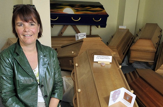 &#8222;Die Menschen brauchen Symbole&#8220;: Sargherstellerin Heike Braun   | Foto: dpa